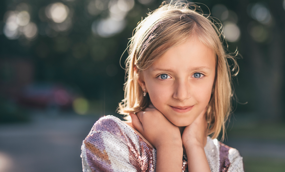 girl wearing contact lenses